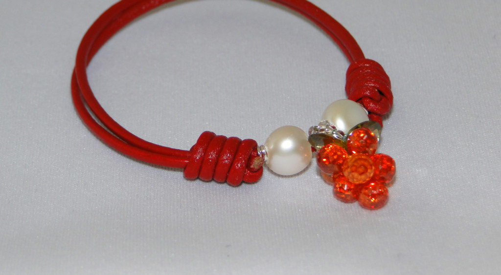 Pulsera cuero rojo nudos perla